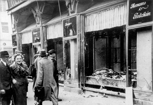 Useat saksalaiset olivat suorastaan riemuissaan, kun juutalaisten liikkeitä ja synagogia tuhottiin kristalliyönä. Kuva on seuraavalta aamulta Magdeburgista.