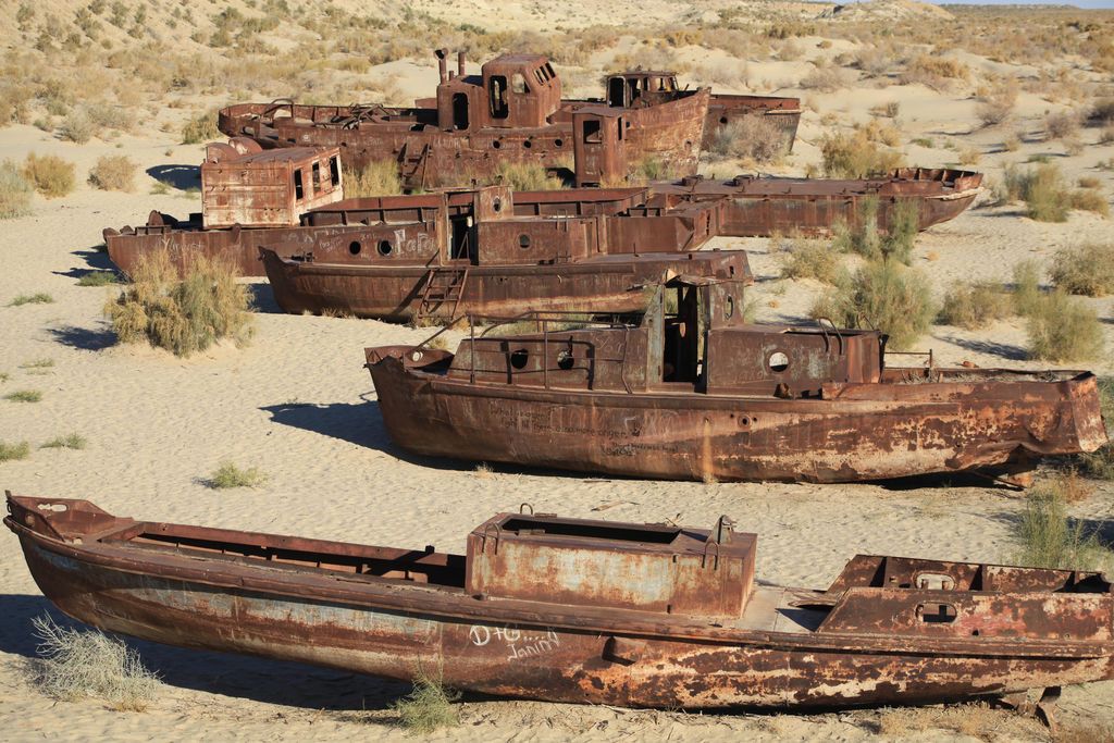 Aavemainen laivojen hautausmaa keskellä aavikkoa