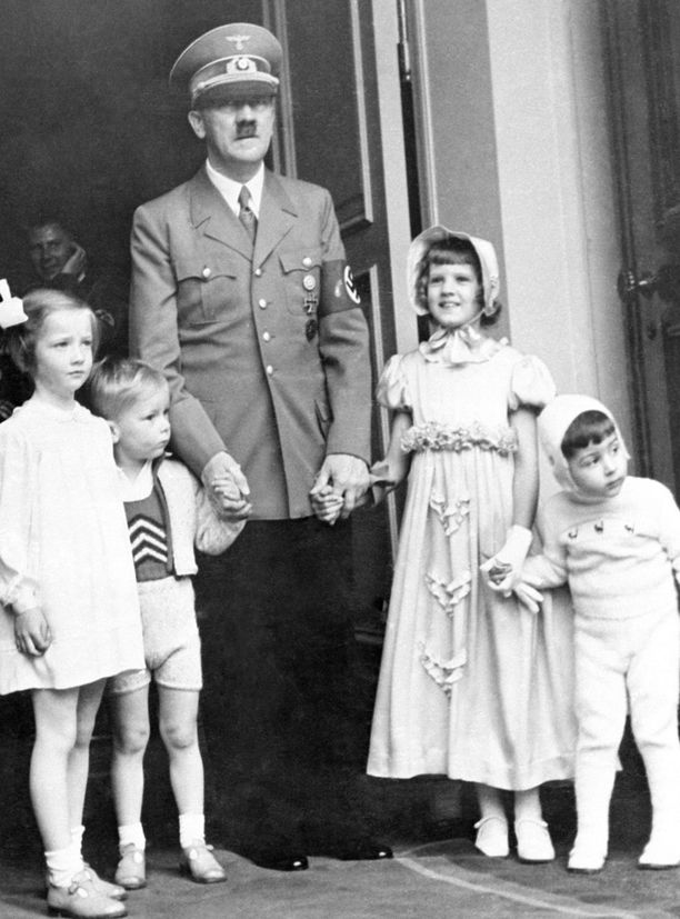 Adolf Hitler lasten kanssa.