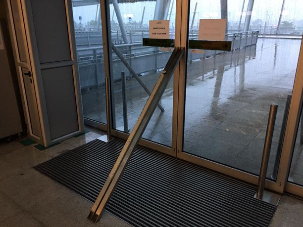 Uloskäynti lentokentältä on suljettu trooppisen myrskyn vuoksi. Lukijan kuva.