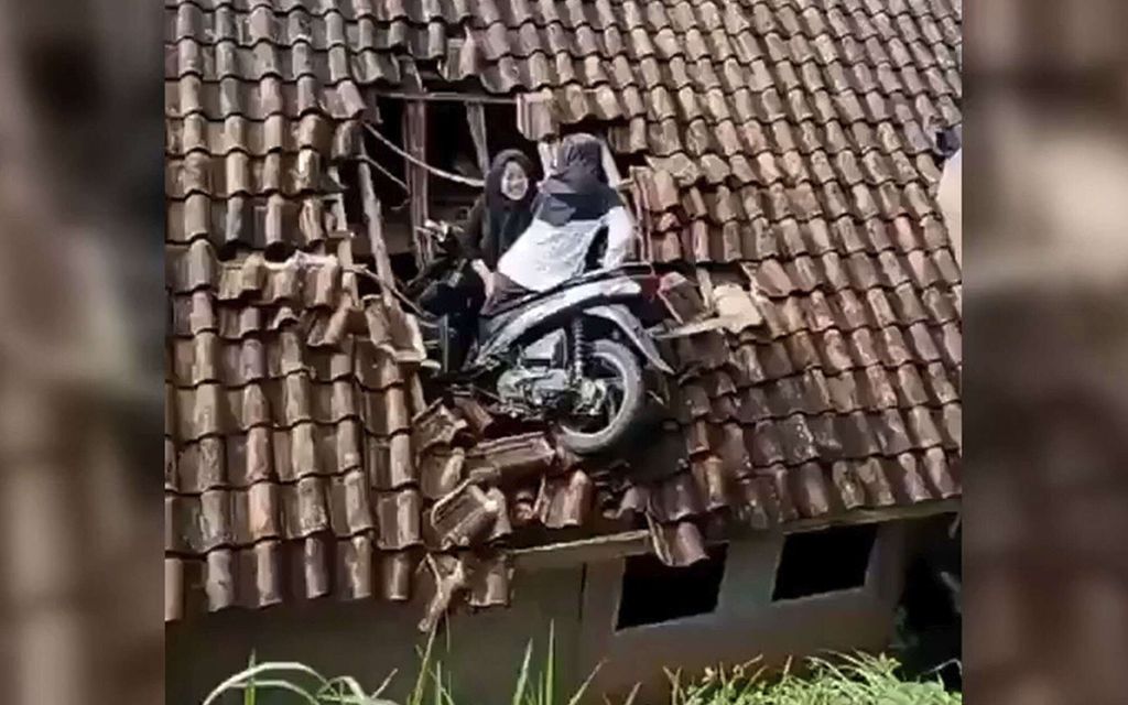 Miten tämä on mahdollista? Naiset ajoivat talon katosta läpi skootterilla Indonesiassa