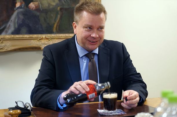 Ilmatorjuntamies ja puolustusministeri Antti Kaikkonen kaataa Marskin karttapöydän ääressä lasiinsa kolajuomaa. Marskinryypyn aika on vasta sitten, kun Suomelle on valittu uusi hävittäjä.