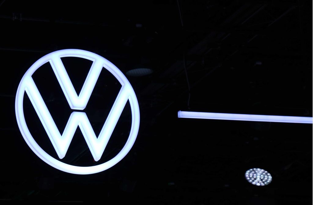 Volkswagen uudisti logonsa - huomaatko eron vanhaan?