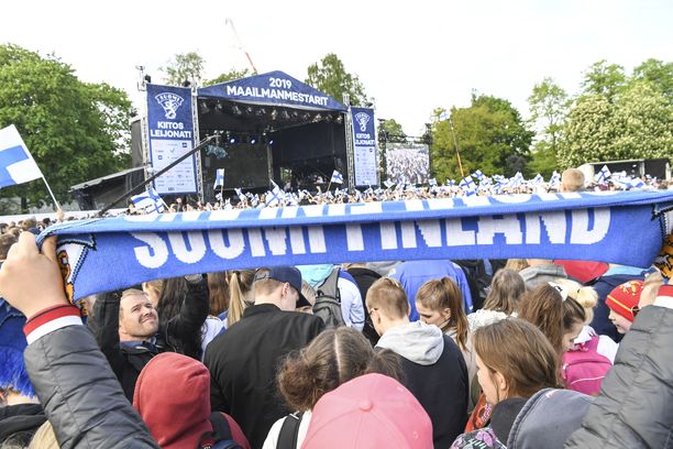 Suomen jääkiekkomaajoukkueen maailmanmestaruutta juhlittiin Kaisaniemenpuistossa maanantaina. 