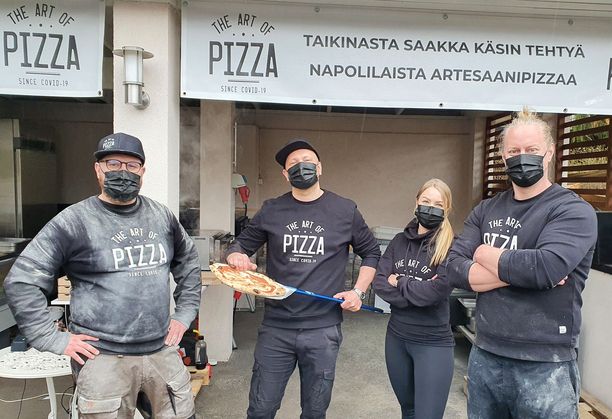 Art of pizzan perustajat Tuomas Raejärvi (toinen vas.) ja Oskari Lahti (oik.) ovat saaneet Miian ja Joonaksen talkooavuksi.