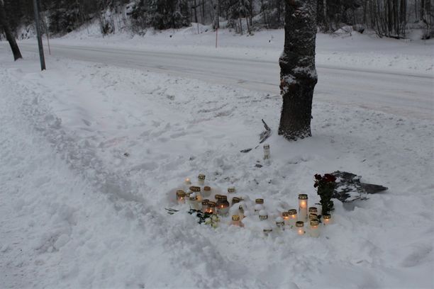 Onnettomuuspaikalle on tuotu kymmenittäin kynttilöitä.