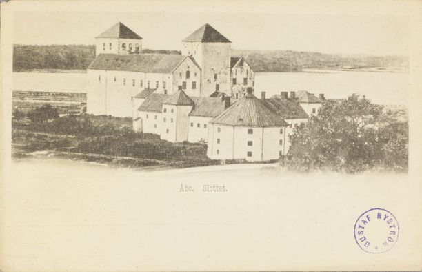 Turun linna on yhä kaupungin tärkeimpiä nähtävyyksiä. Vanhassa postikortissa se seisoo varsin avarassa maisemassa.