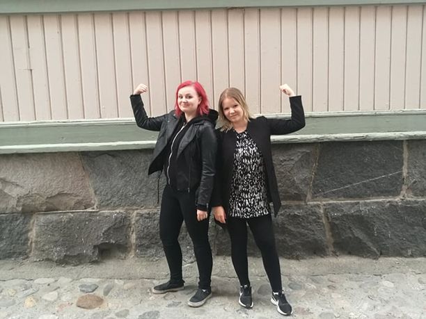 Tuija Mikkonen ja Tiina Hakkarainen kutsuvat kaikki voimaantumaan Väinölänniemeen.