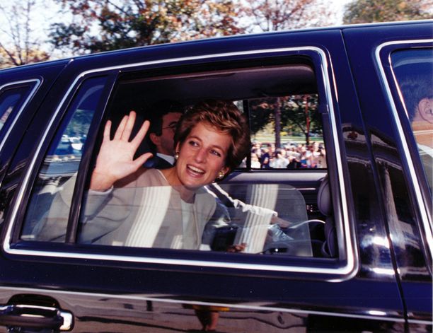 Diana vilkuttelemassa autosta syksyllä 1994 eli kolme vuotta ennen kuolemaansa.