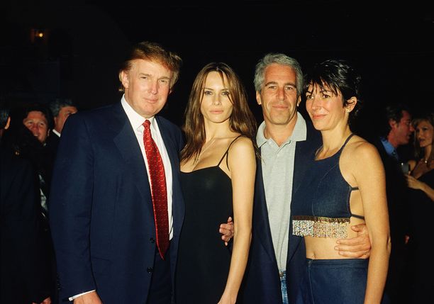 Kiinteistömoguli Donald Trump ja hänen silloinen tyttöystävänsä, malli Melania Knauss, kuuluivat Jeffrey Epsteinin ja Ghislaine Maxwellin seurapiireihin.