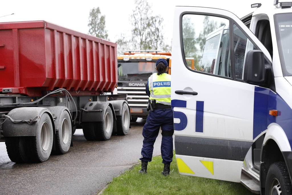 Poliisi iski raskaaseen liikenteeseen Oulussa: ”Lähti kilpiä, oli ylikuormia” – Osa suuttui yllätysjonosta