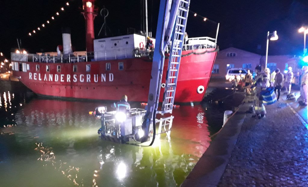 Auto ajoi mereen Helsingin Kruununhaassa – Kolme pelastui, mutta kieliongelma lisäsi painetta pelastustyöntekijöille