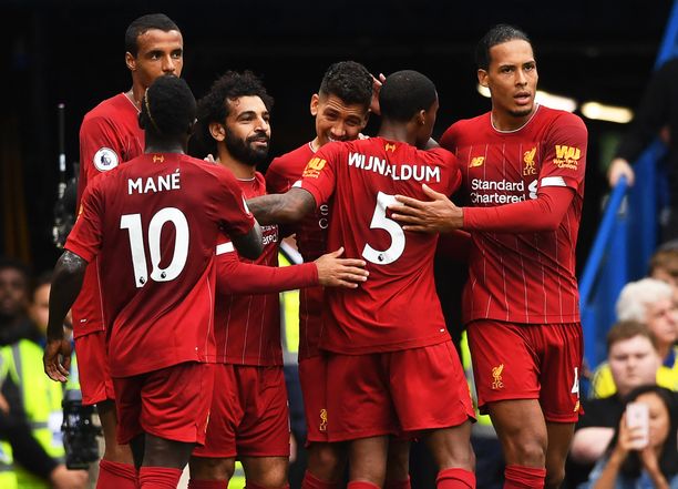 Liverpool-pelaajat juhlivat Roberto Firminon viimeistelemää voittomaalia. 