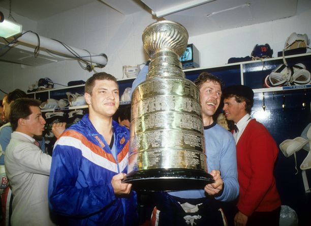Esa Tikkanen ja Willy Lindström poseeraavat Stanley Cupin kanssa keväällä 1985. 