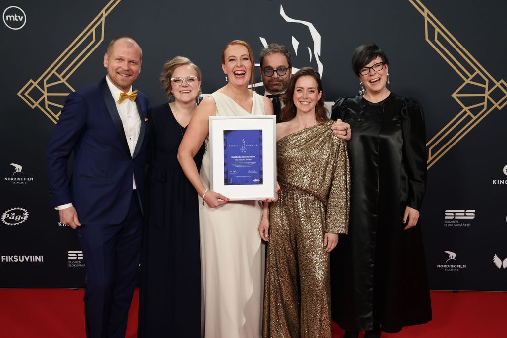 Syke-elokuva on yleisön suosikki: Käsi­kirjoittaja omisti Jussi-palkinnon sairaan­hoitajille 