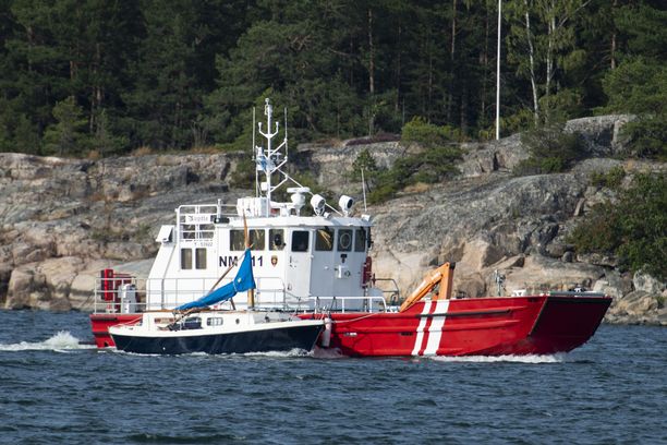 Moottorivene ja purjevene törmäsivät Airistolla 3. elokuuta 2019. Onnettomuusveneet hinattiin Nauvon merivartioasemalle Pärnäisiin.