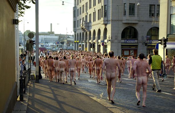 Spencer Tunick teki taidetta Helsingissä vuonna 2002 yhdessä noin 1 900 alastoman vapaaehtoisen kanssa.