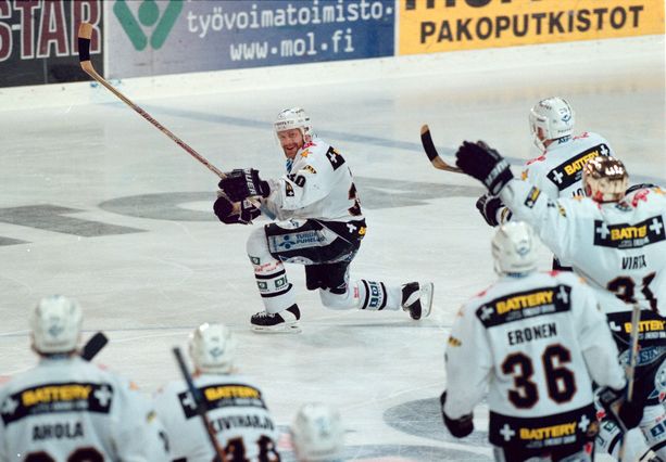 TPS:n Mika Alatalo tuulettaa HIFK:n verkkoon ampumaansa kevään 1999 mestaruusmaalia.