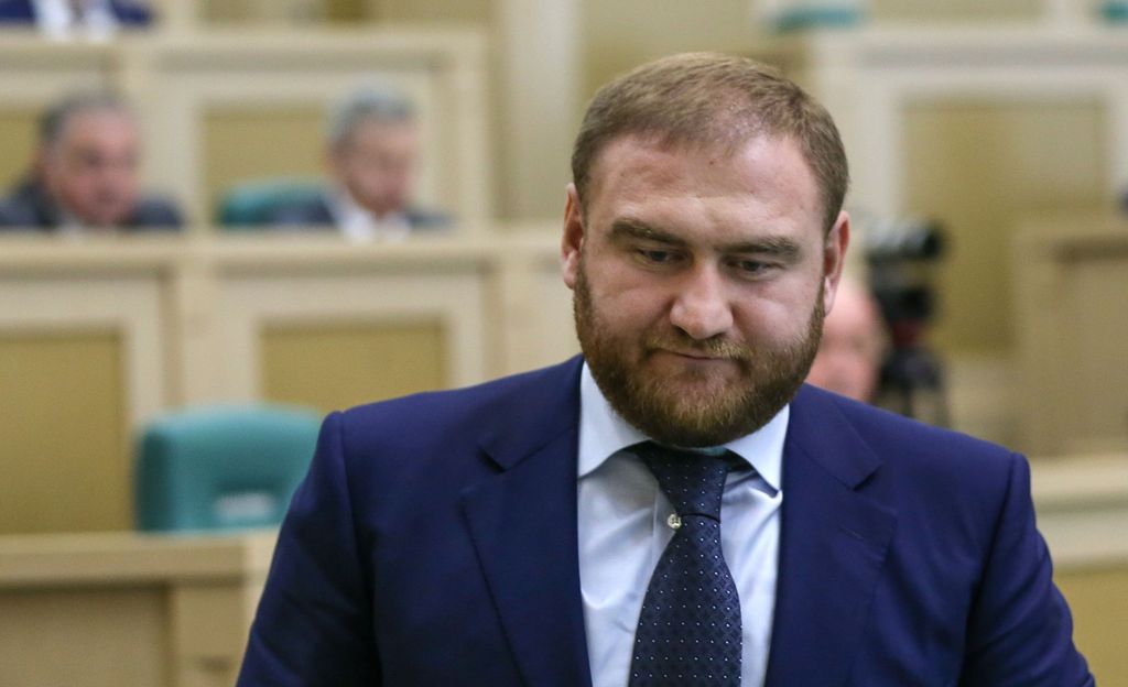 Venäläinen poliitikko pidätettiin kesken parlamentin istunnon - epäillään kahdesta palkkamurhasta