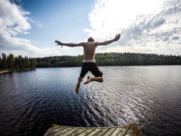 Normaalia varovaisuutta noudattamalla Suomessa pärjää mainiosti, kuuluu monen maan ohje. Extreme-lajeista kiinnostuneille suositellaan Espanjan ohjeissa kunnollista vakuutusta.