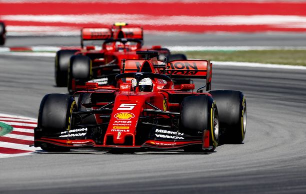 Sebastian Vettelin (5) ja Charles Leclercin Ferrari-tallilla ei kulje tällä hetkellä lainkaan.