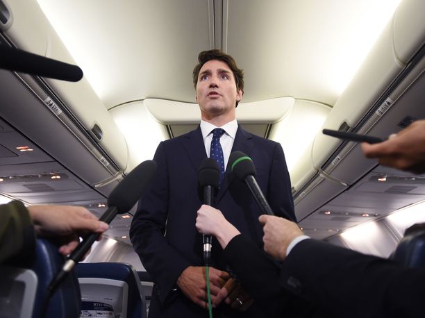 Kanadan pääministeri Justin Trudeau kommentoi tapausta toimittajille kampanjalentokoneessaan.