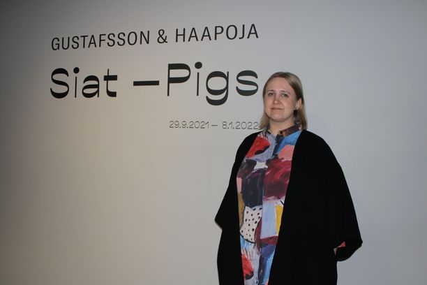 Taidekuraattori Sanna Karimäki-Nuutinen kannustaa kaikkia tutustumaan näyttelyyn. 