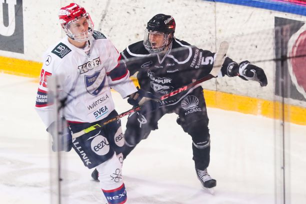 Eemil Viro riemuitsee jatkoerässä tekemäänsä välieräsarjan voittomaalia. HIFK:n Henrik Borgström on allapäin.