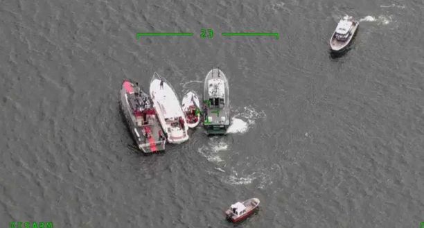 Onnettomuusveneet pelastusyksiköiden välissä Merivartioston julkaisemassa kuvassa.
