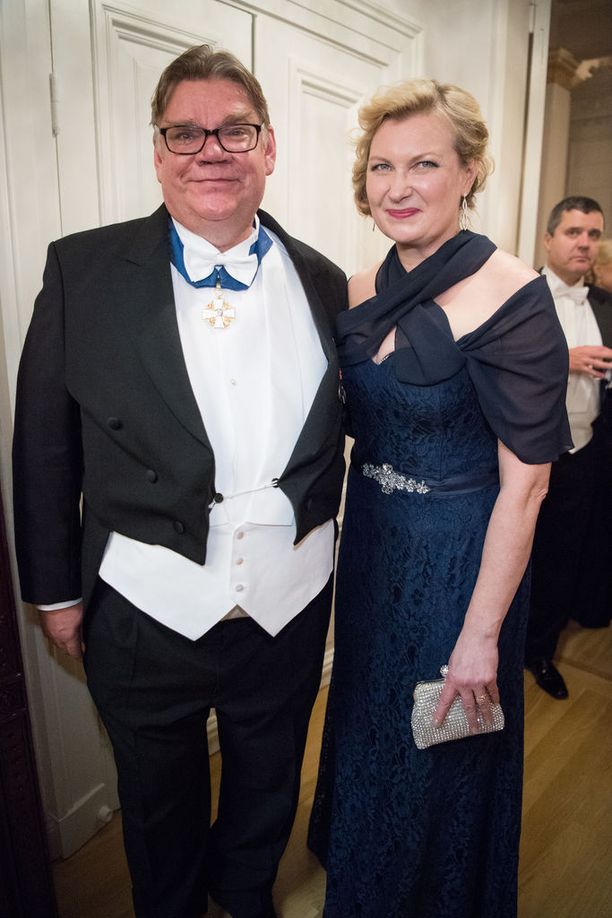 Ulkoministeri Timo Soini ja vaimo Tiina juhlimassa satavuotista Suomea Linnan juhlissa viime itsenäisyyspäivänä.