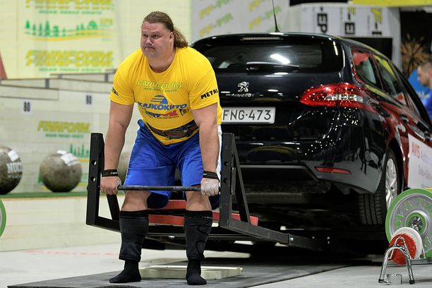 Mika Törrön ennätys maastavedosta on 350 kiloa.