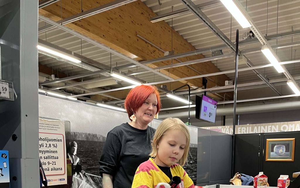 María, 9, hyppäsi töihin K-kaupan kassalle – Taustalla koskettava tempaus