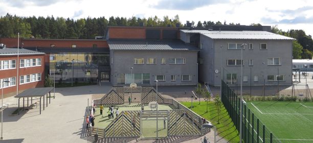 Loviisan keskustassa sijaitsevan Harjurinteen koulun oppilaat on siirretty jo aiemmin väistötiloihin sisäilmaongelmien takia. Ruokala sijaitsee vuonna 2014 valmistuneessa uudessa osassa.