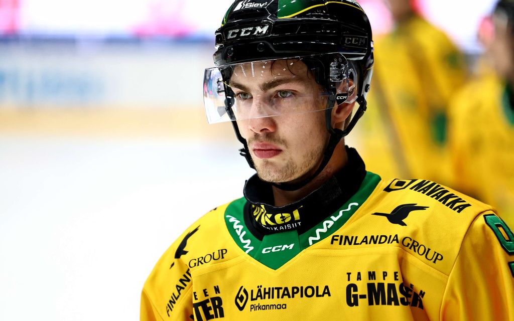 Ruma taklaus! Verinen Ilves-pelaaja talutettiin jäältä