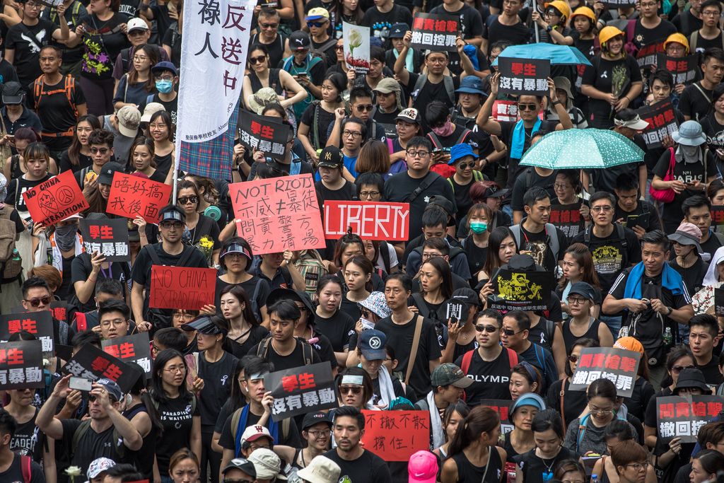 Jättiprotestit jatkuvat Hong Kongissa - sadat tuhannet marssivat kaduilla
