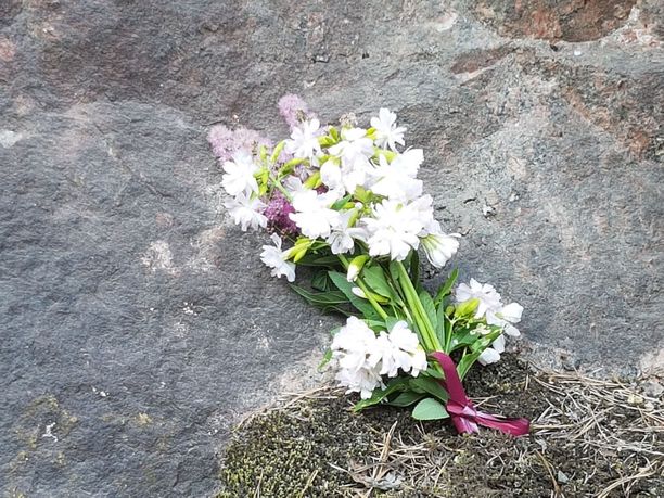 Paikalle tuotiin illalla myös kukkia uhrien muistoksi.