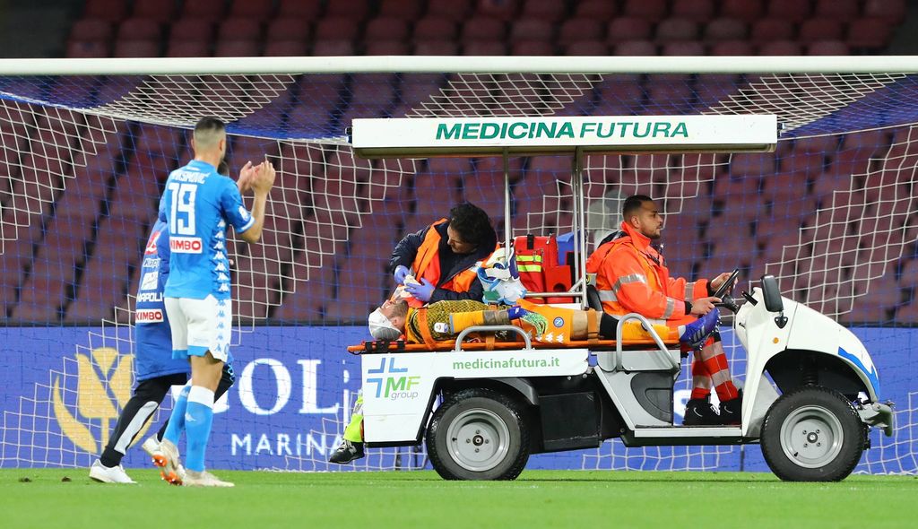 Pelottava tilanne Serie A:ssa: Napoli-maalivahti romahti kentälle kesken pelin - kiidätettiin sairaalaan