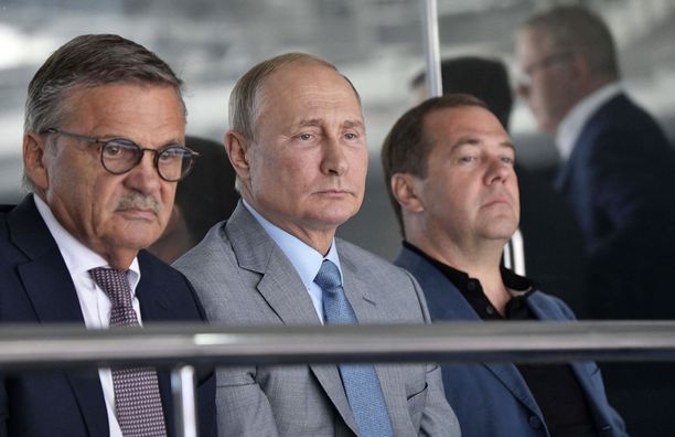 IIHF:n puheenjohtaja René Fasel (vas.) viihtyy tunnetusti Venäjän presidentin Vladimir Putinin ja pääministerin Dmitri Medvedevin seurassa.