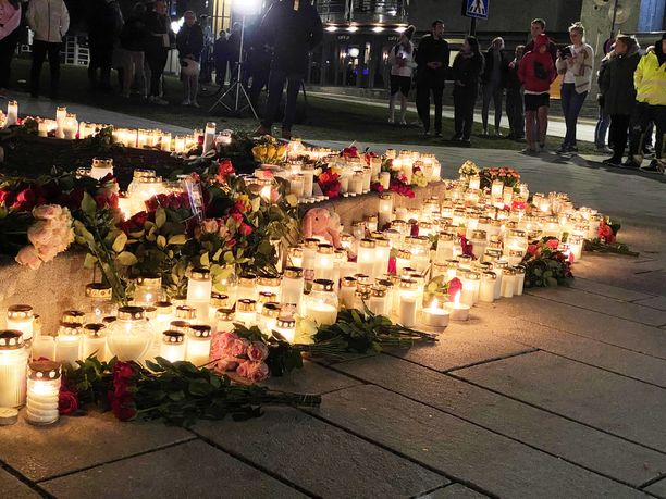 Kongsbergissä sytytettiin valtava kynttilämeri hyökkäyksessä kuolleiden muistolle.