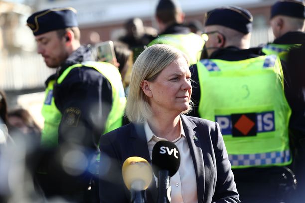Magdalena Andersson tapasi viime viikolla Norrköpingissä poliiseja, jotka olivat työvuorossa Ruotsin pääsiäismellakoiden aikaan. 