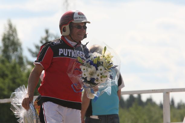 Risto Airaksinen on Suomen arvostetuimpia ravivalmentajia. Vuoden valmentajaksi Airaksinen valittiin vuonna 2013.