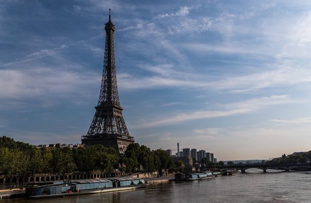 Eiffel-torni sijaitsee Pariisin Champ-de-Mars -puistossa.