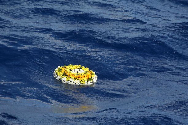 Rannikkovartiosto laski kukkalaitteen Välimereen, kun 366 siirtolaista hukkui laivan upottua lokakuussa lokakuussa 2019. Vene oli matkalla Italian Lampedusaan Sisiliaan.