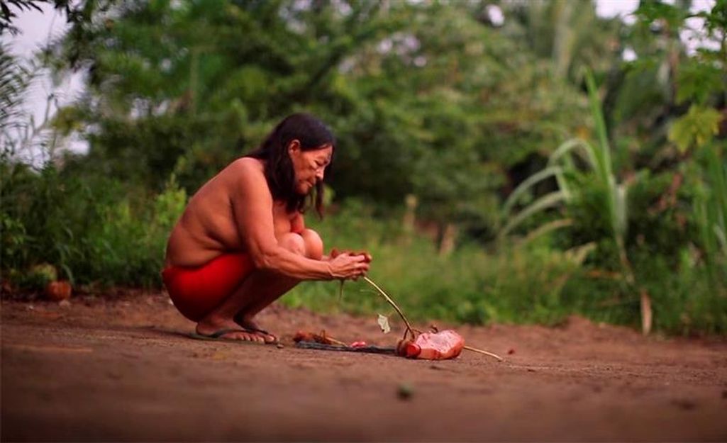 Maailma kiistelee Amazonista samaan aikaan kun Waiapin heimo puolustaa kotiseutuaan – murhamysteeri kuohutti paratiisissa