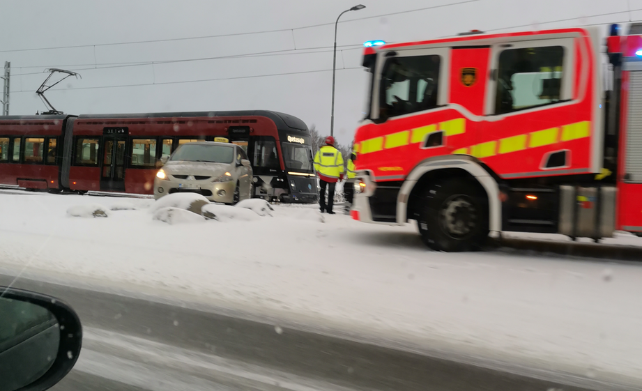 Tampere: Raitiovaunu Ja Henkilöauto Kolaroivat