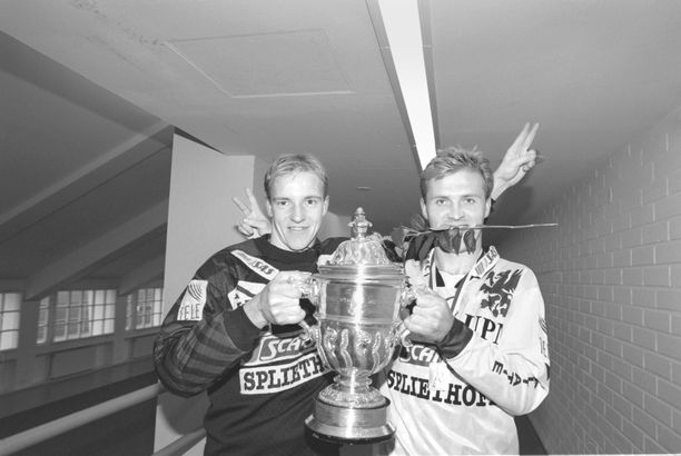 Cup-mestarit, maalivahti Panu Toivonen ja Valeri Popovitsh Olympiastadionilla syksyllä 1997.