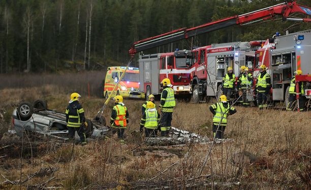 Auto Lensi Katolleen - Kuljettaja Loukkaantui Vakavasti