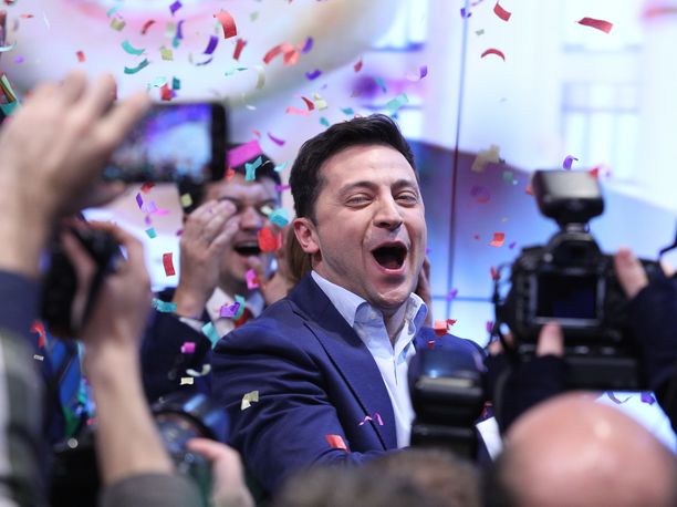 Poliittisesti kokematon koomikko Volodymyr Zelensky on voittanut Ukrainan presidentinvaalit ylivoimaisella äänivyöryllä.