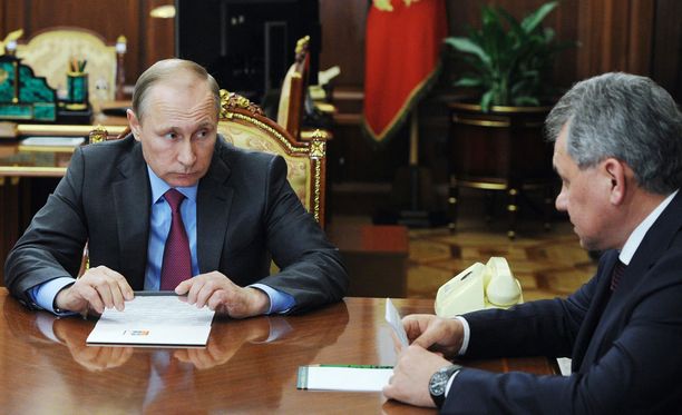Venäjän presidentti Vladimir Putin ja puolustusministeri Sergei Shoigu.