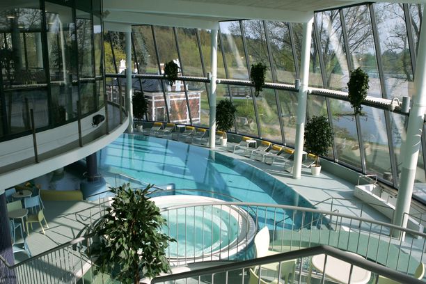 Scandic Aulangossa voi nauttia myös ulkoaltaasta. Arkistokuva vuodelta 2006.